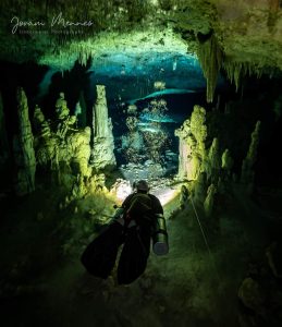 nohoch nah chich full cave dive . cave divers diving in cave in riviera maya